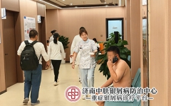 红斑上的银白色鳞屑刮完又长，寻常型银屑病的皮肤底下到底发生了什么?
