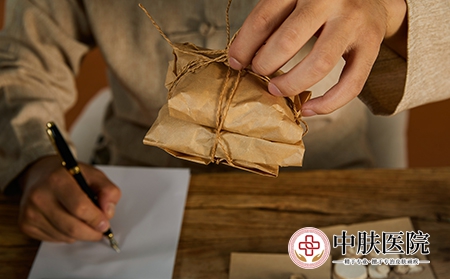 摄图网_501674736_中医医师调配中药（企业商用）